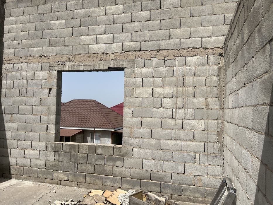 Продам участок  с не достроенным домом