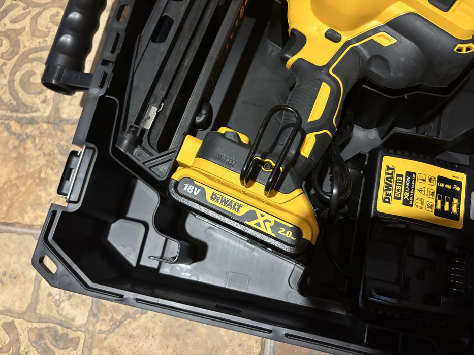 Гаоздезабивный пистолет DeWALT DCN660D2