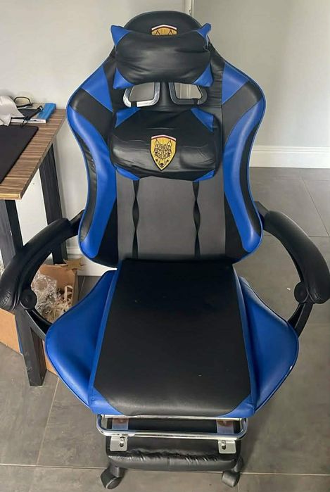 Удобен геймърски стол с поставка за крака и масажна лумбална възглавни