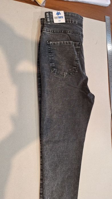 Продавам чисто нови дамски дънки