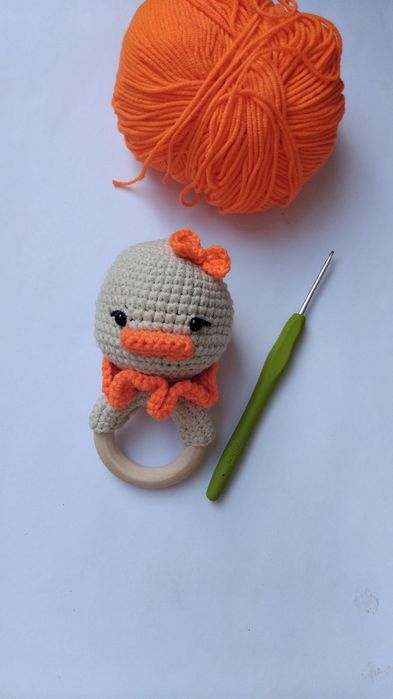 Различни плетени бебешки играчки