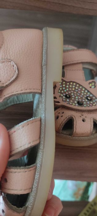 Продам обувь (кожаные сандали-босоножки) для девочки.