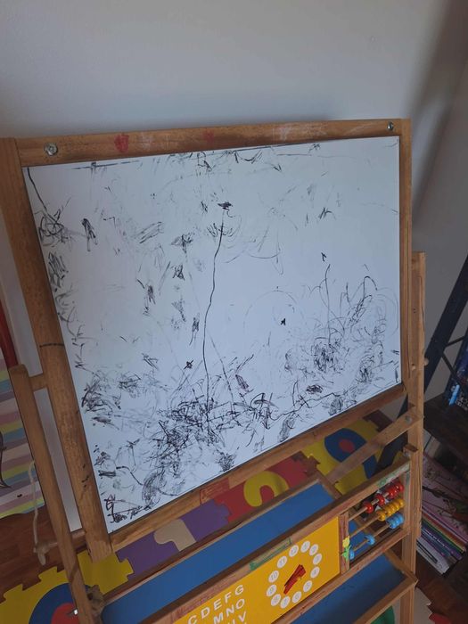 Tabla de lemn de scris folosita, plus cifre și litere magnetice