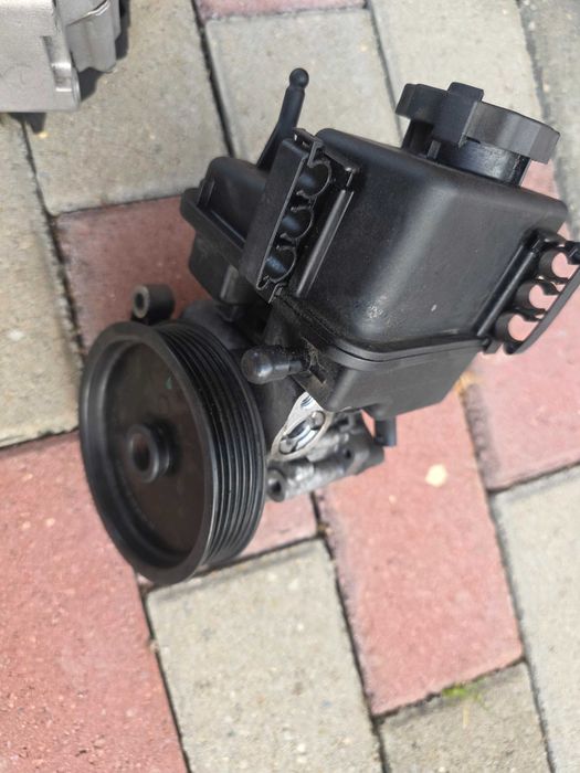 Vând  pompa servo direcție și alternator mercedes w212 e200 2010