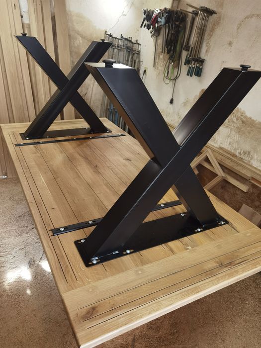 Трапезни и холни маси от масив дъб орех