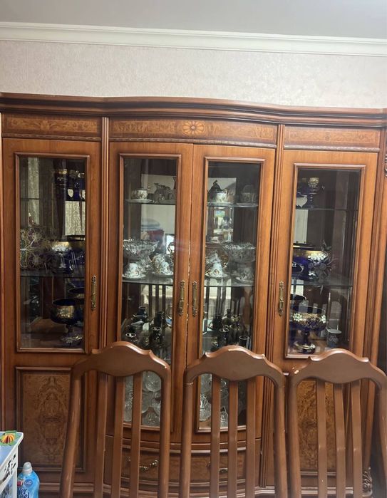 Хитой мебел горка и комод