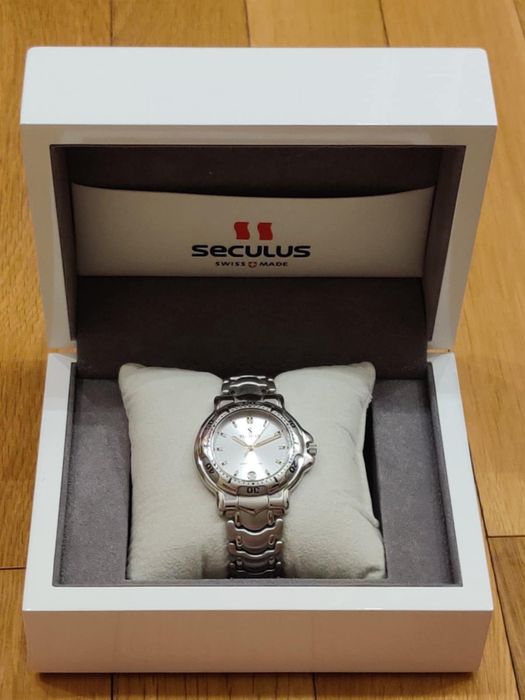 НОВ швейцарски часовник в кутия