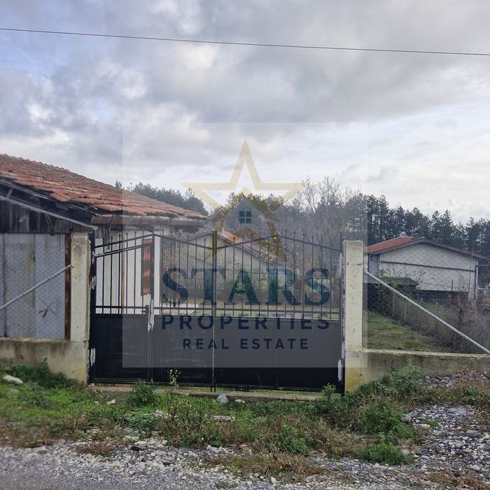 Парцел 584 кв.м  с постройка