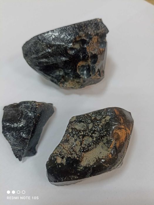 Obsidian bruta neagra