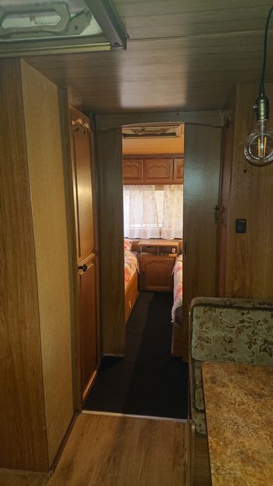 Каравана с навес на къмпинг Атлиман в Китен