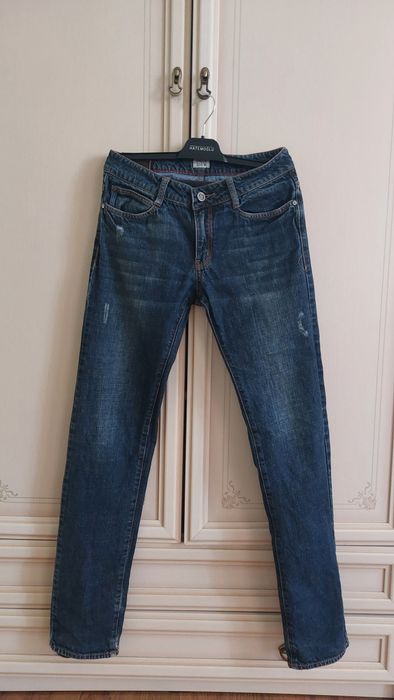 Джинсы от Armani Junior.