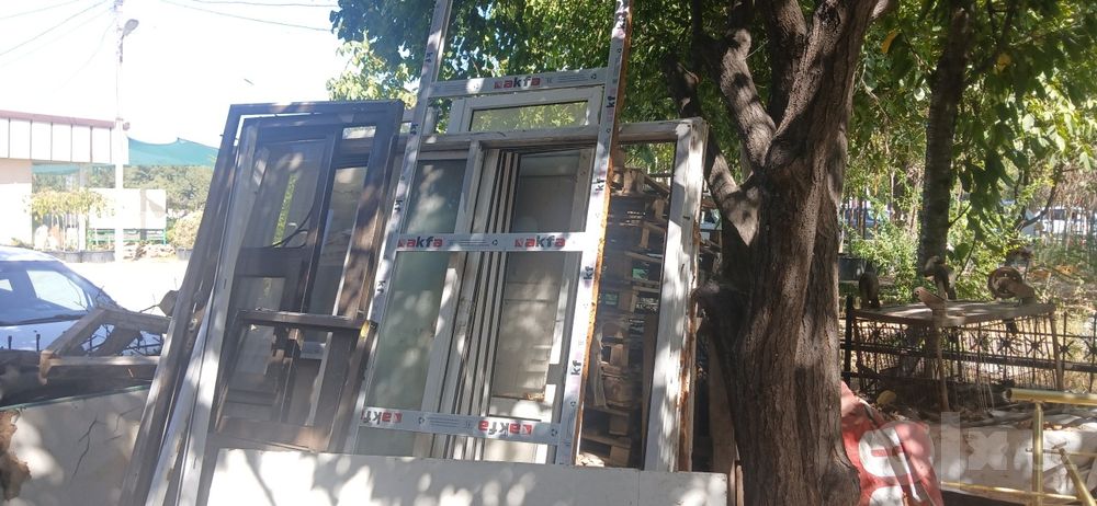 Alyuminiy akfa eshik va rom Jami 12 ta hamasini iki slokdan oynasi bor