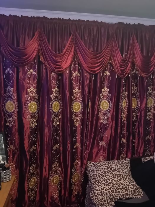 Set draperii elegante bordo cu lambrechin.