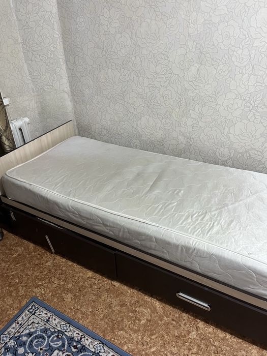 Кровать односпальная с матрасом