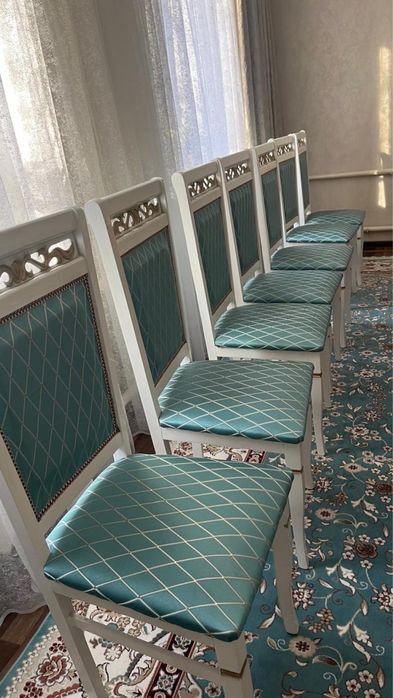 Стол сатылады, орындықтарымен