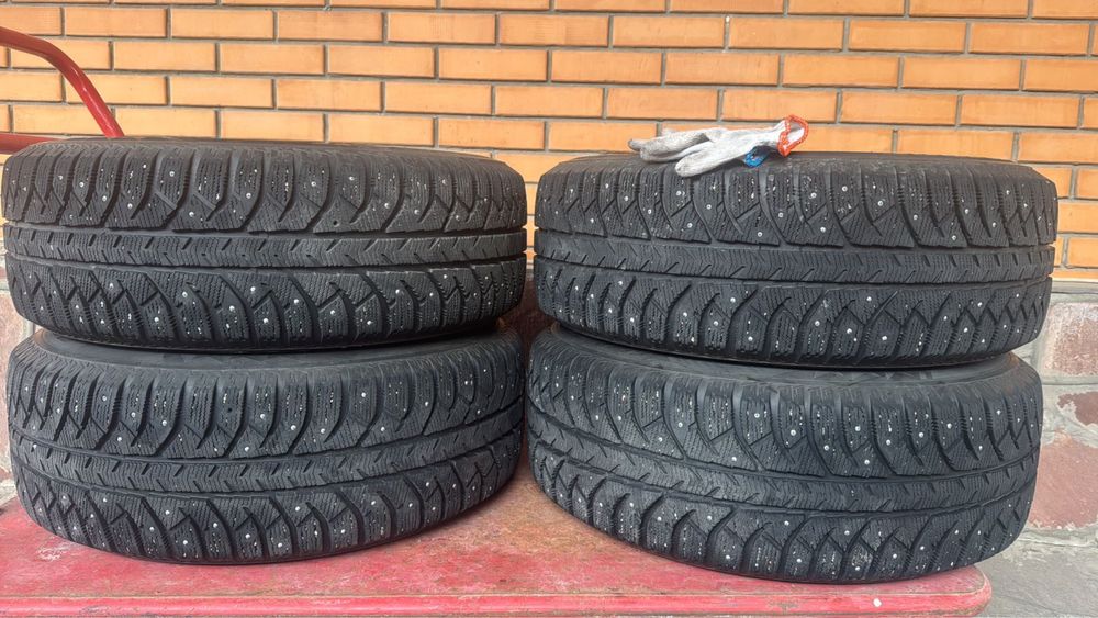 Зимните колеса с шипами с дисками 265/65/R17