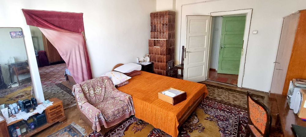 Vilă interbelica cu suflet, curte mare și vedere spre dealuri
