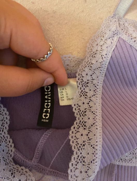 Top H&M cu dantela alba, mov-lavanda, marimea L - feminin si elegant