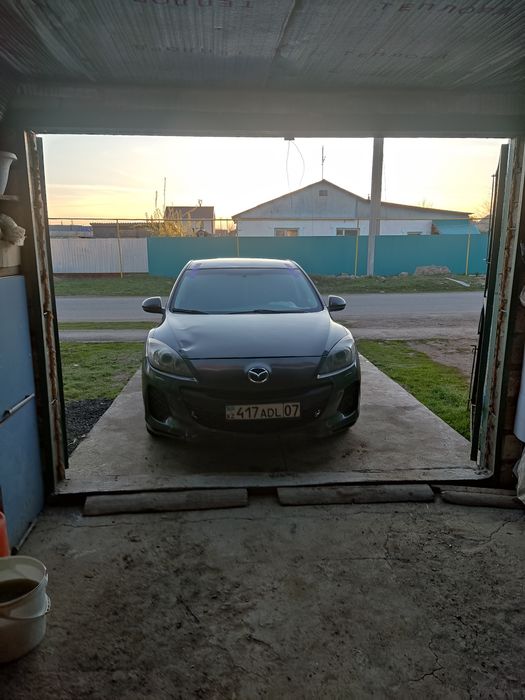 Продам автомобиль Мазда 3