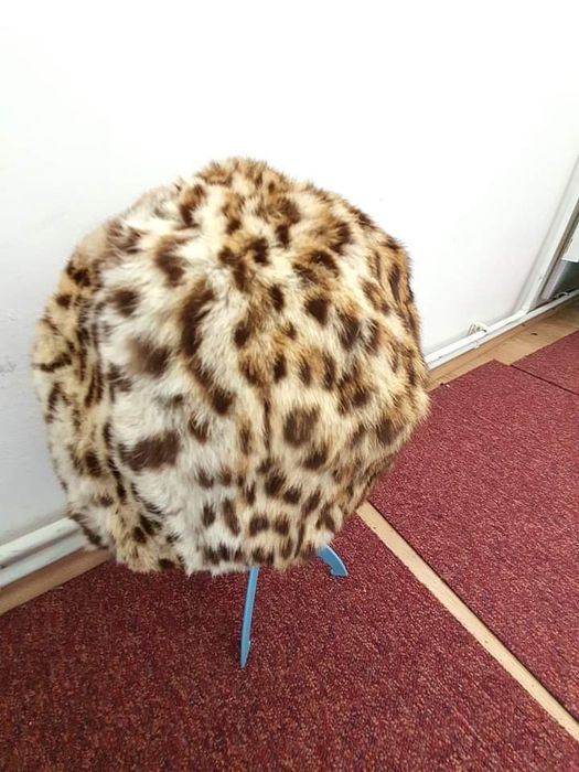 vand caciula blana sintetica+ caciula cu urechi