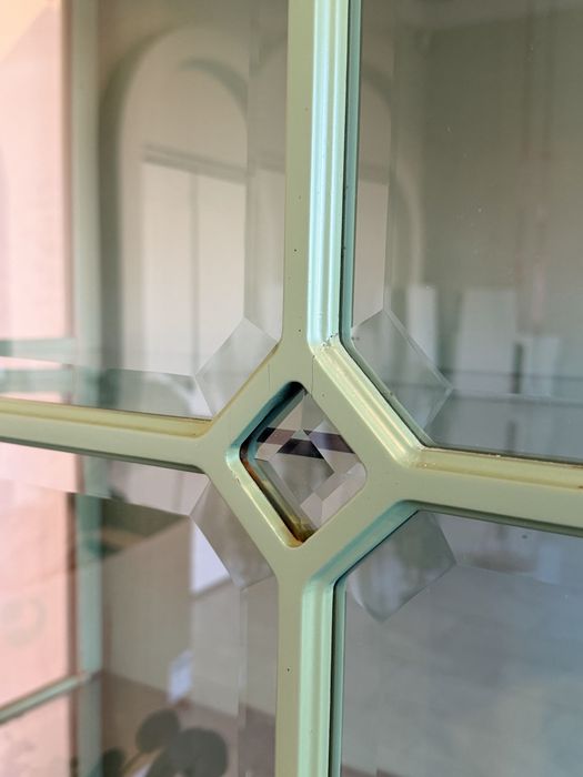Vitrină din lemn masiv de cireș cu sticlă de cristal – piesă unicat