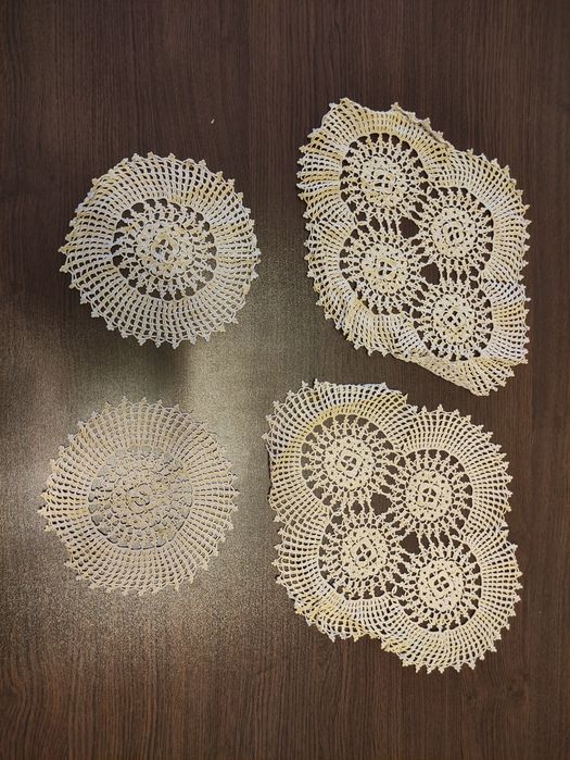 Стари  ръчно плетени покривки и декорации