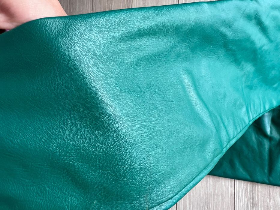 ЧИСТО НОВ Зелен кожен панталон Stradivarius, размер S