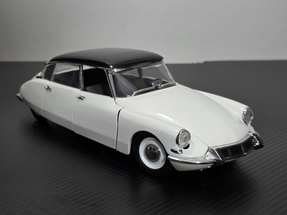 Macheta Auto 1/18 Solido Citroen DS19 Alb Plafon negru