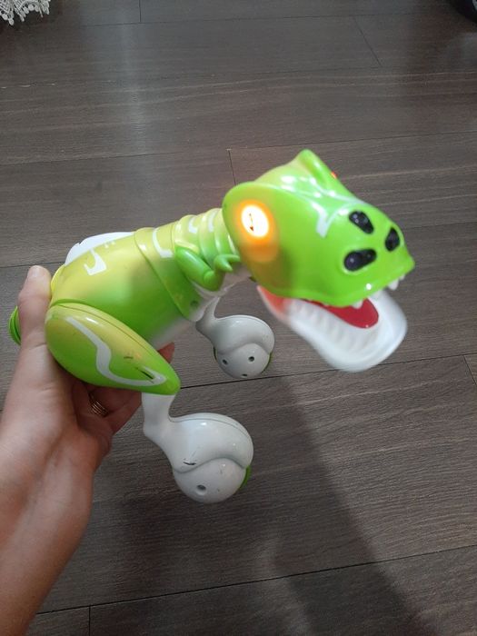 Dinozauri ZOOMER cu telecomanda