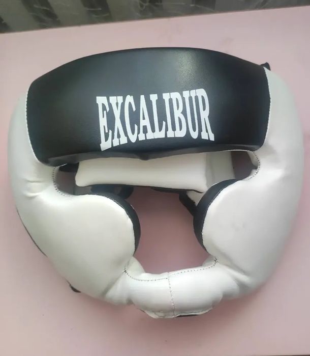 Продам шлем боксерский и перчатки 14 унцовые.