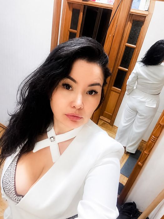 Продаю костюм белый Алматы