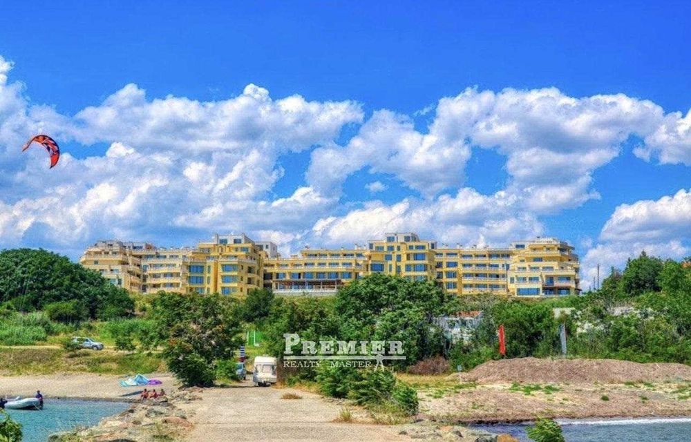 Двустаен апартамент на първа линия в кв.Сарафово