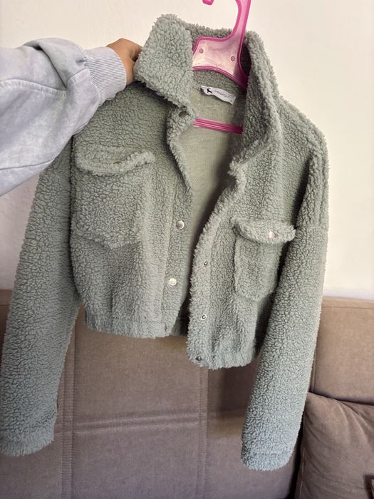 Дамско късо пухкаво яке