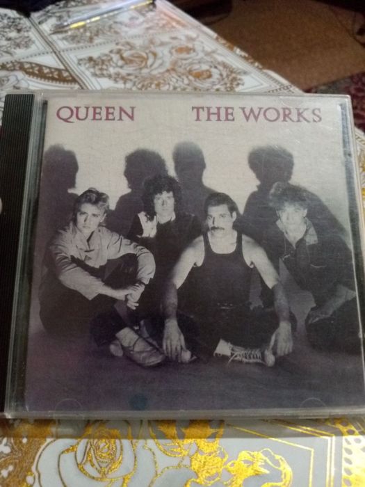 Продам CD диски группы QUEEN 3 штуки.