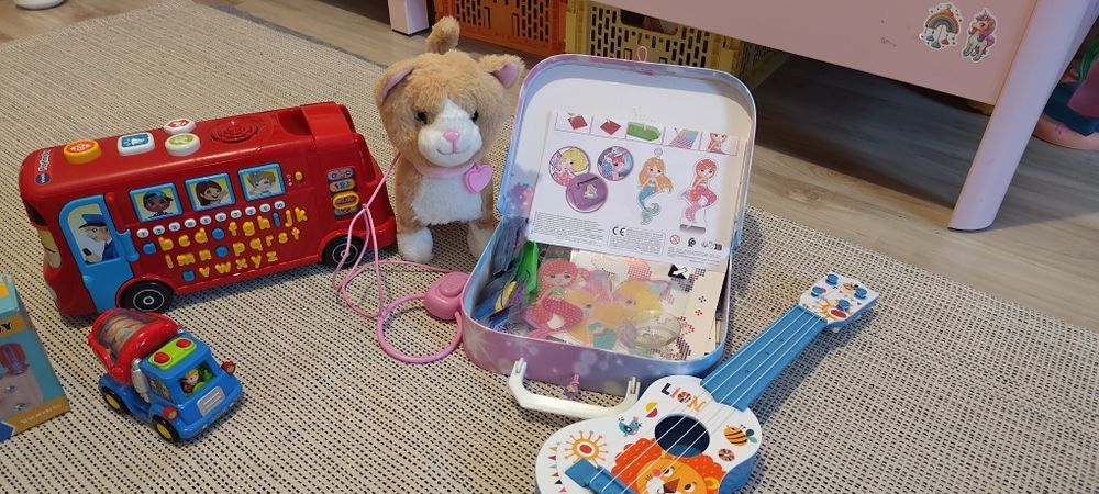 Buna! Jucarii in stare foarte buna, majoritatea Montessori, Vtech,  Fisher price, Lego duplo.
Predare in Popesti Leordeni/metrou Bucuresti sau predare
