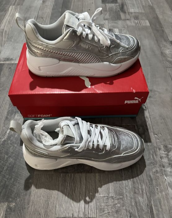 Оригинални дамски маратонки Adidas Ozweego и сребристи Puma.