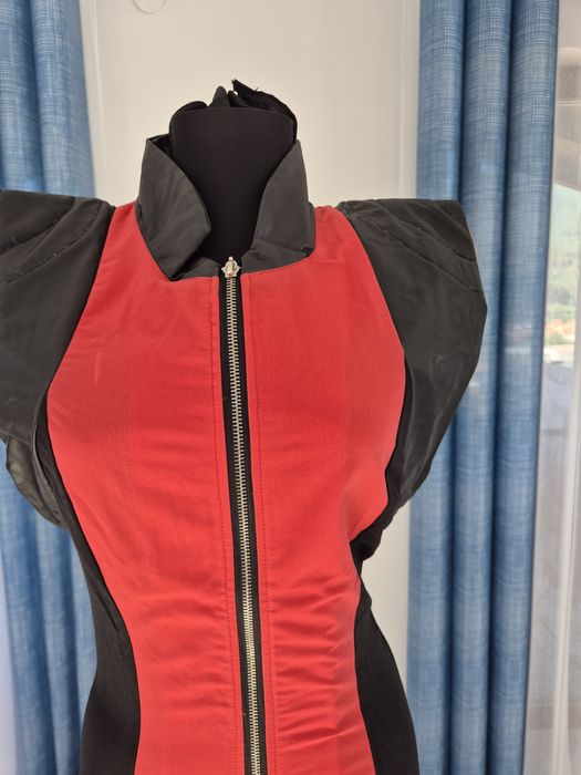 Дамска рокля в черно и коралови.