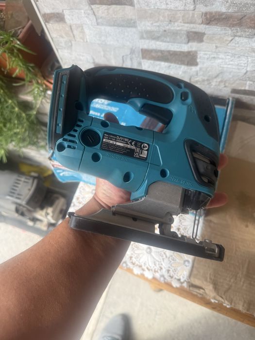 Акумулаторният прободен трион (зеге) Makita