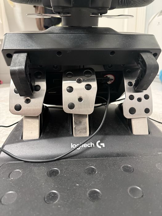 Руль и педали в коллаборации Logitech Playstation