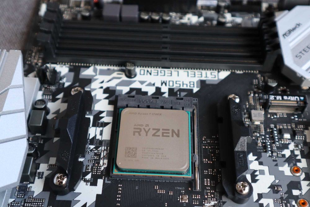 PC Ryzen 7/GTX 1660 Ti/32GB RAM; Коплект бюро и стол подарък