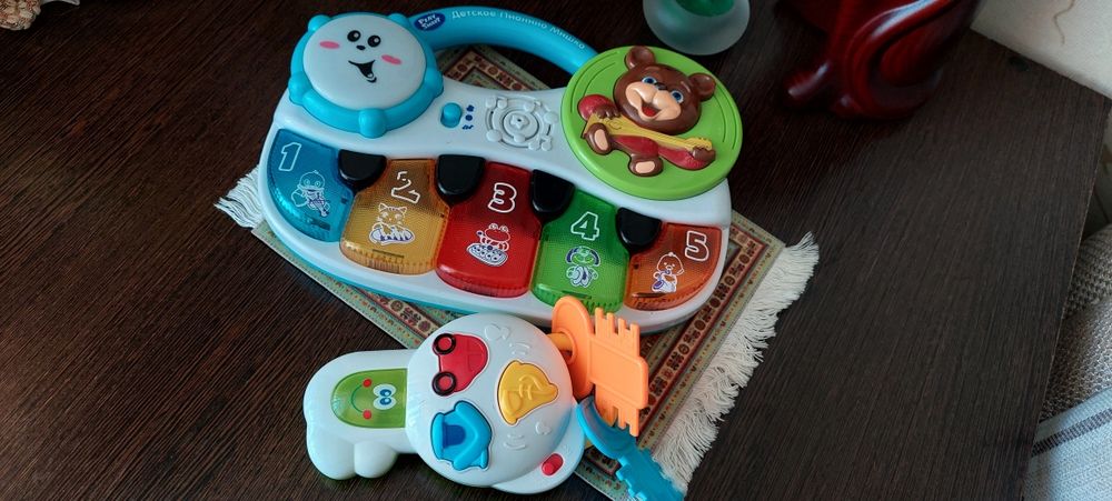 Музыкальное пианино и брелок с ключами