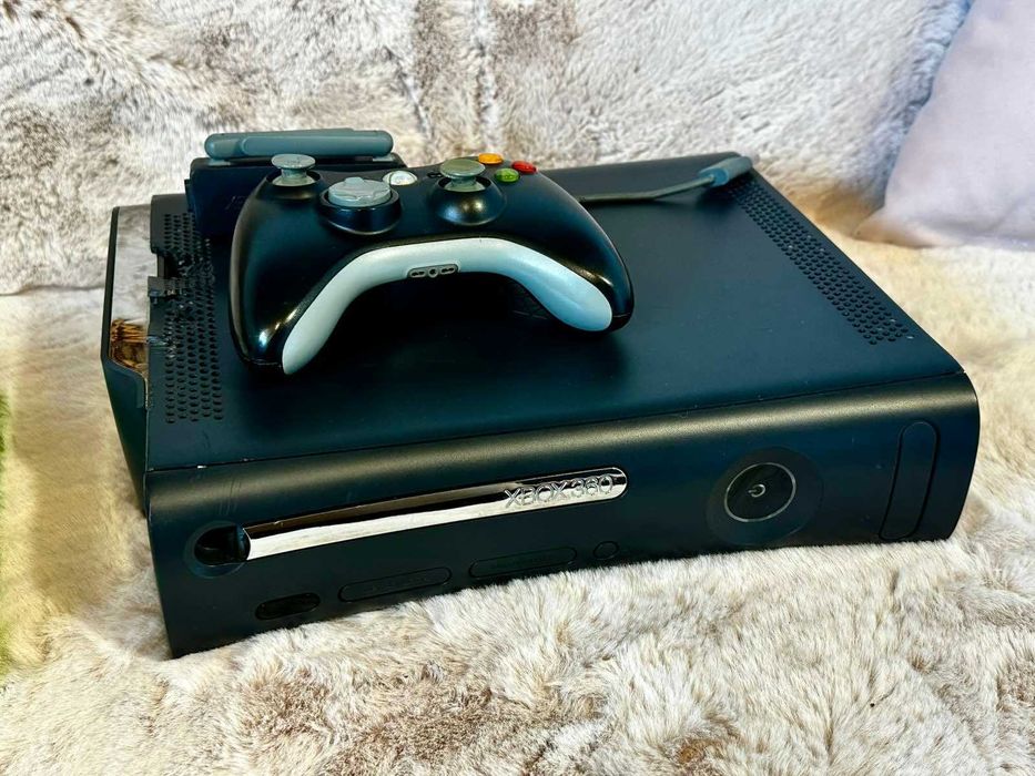 Xbox 360 + 3 игри – GTA V, NFS Most Wanted