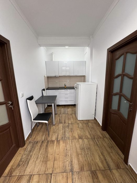 Închiriez apartament Cheltuieli incluse Curte Parcare