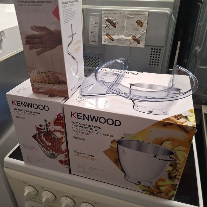 Кухненски робот тестомесачка Kenwood с функция втасване,кантар,подгряв