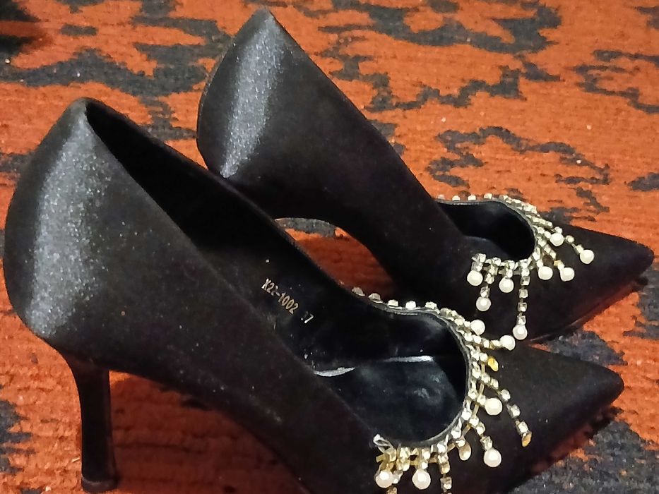 Pantofi Stiletto Negri Satin - Noi cu Perle și Strasuri