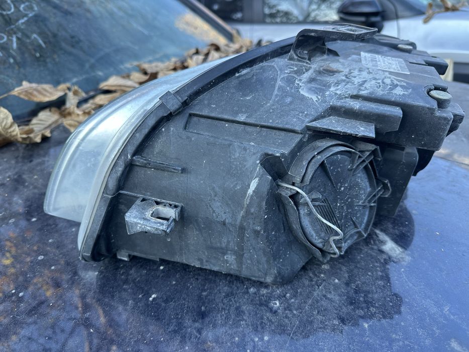 Audi 4 десен  фар 2005-07