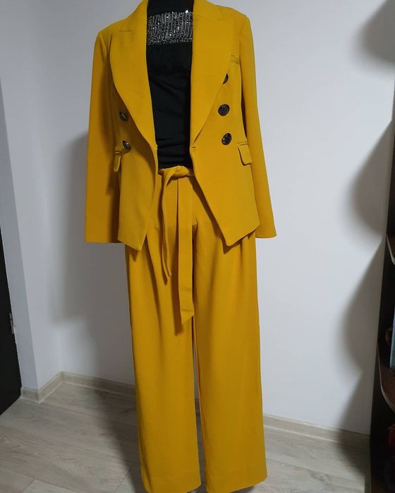 Costum elegant/casual,de designer,model rosu pe interior;