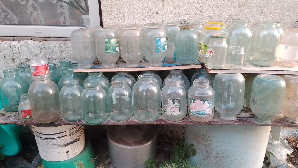 Банки продаю трёх литровые