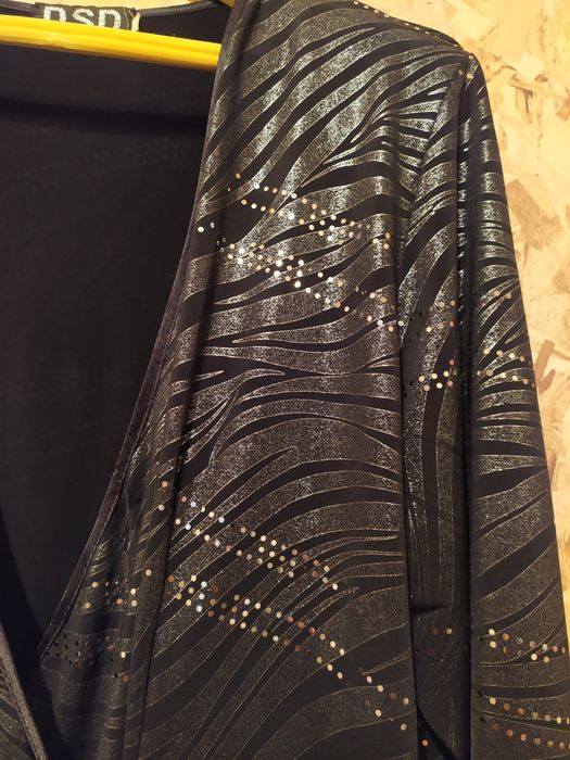 Яркая кофточка со стразами