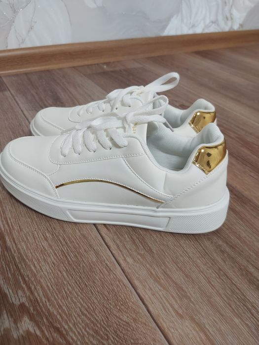 Кроссовки женские